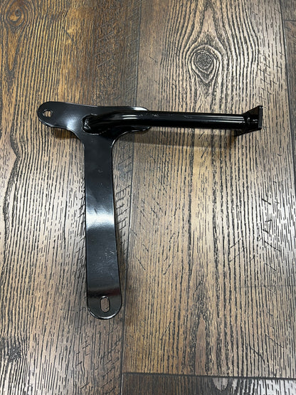 FRONT FENDER BRACKET R